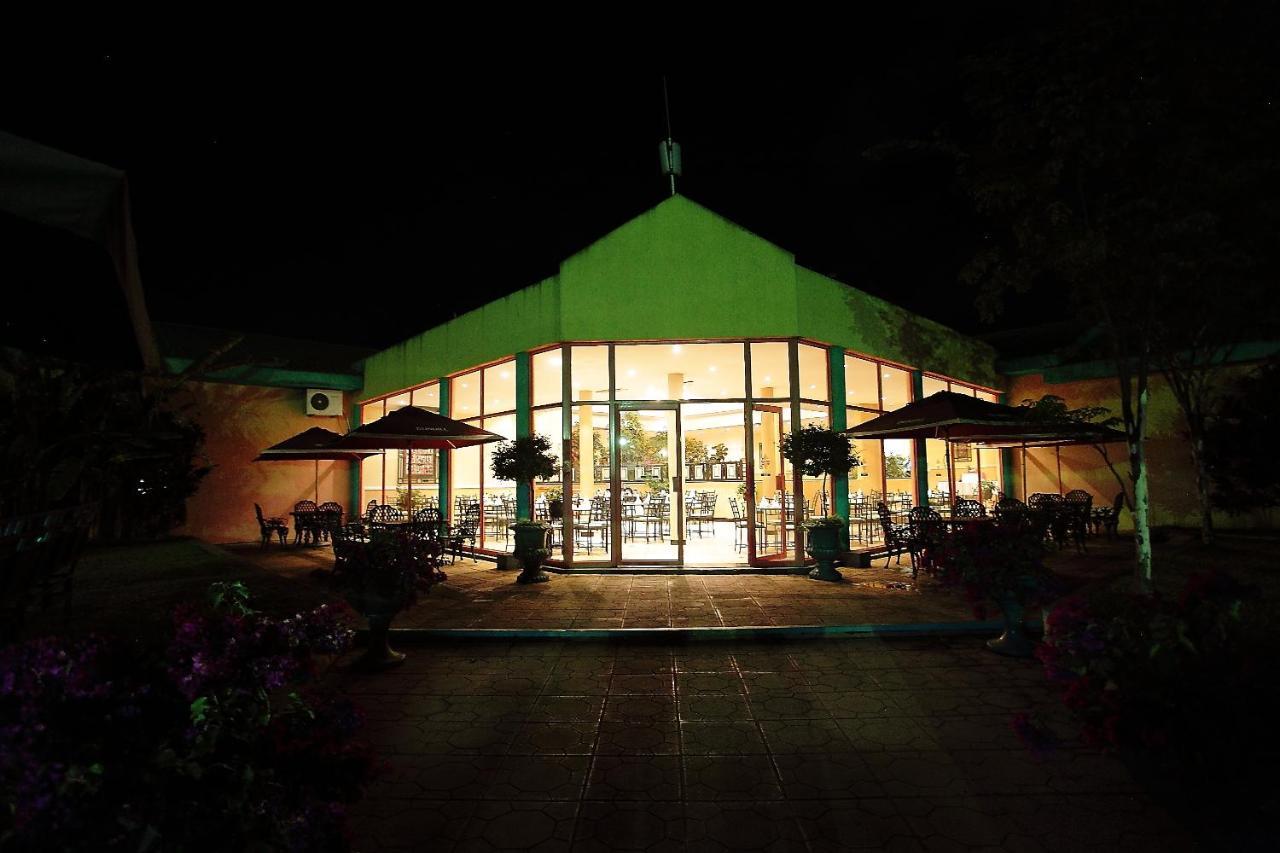 Crossroads Hotel Lilongwe Kültér fotó